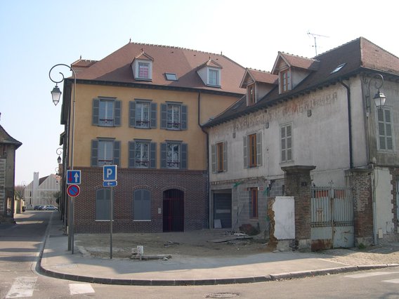  petit immeuble neuf (résidence le Beffroy), rue Saint-Denis